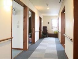 明るく清潔感のある廊下