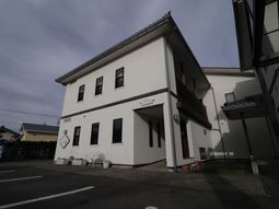 白い外壁の建物外観