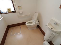手すり付き清潔なトイレ