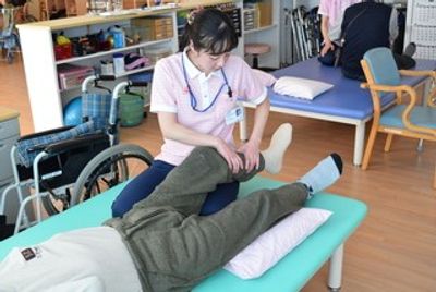 看護師と利用者の運動療法