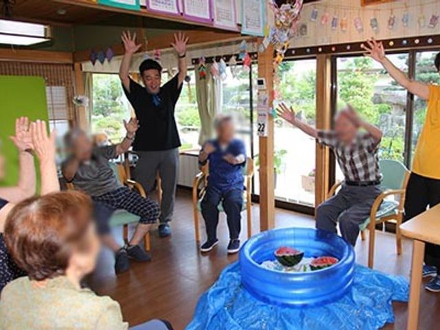 楽しそうな活動の様子 ラウンジ 広々とした空間で、元気いっぱいの活動が行われています。自然光が差し込む明るい場所です。