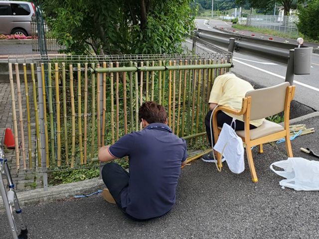 外で作業する様子 庭 庭で木の手入れをしています。利用者同士が協力し合いながら活動する姿が見られます。