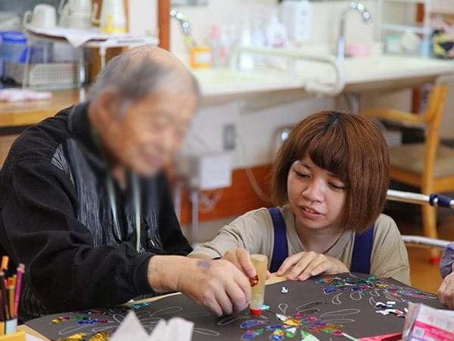 アート活動をする利用者 多目的室 スタッフと一緒にアート活動を楽しむことができる温かい空間です。