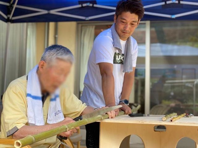 自然に囲まれたスペース テラス 青空の下、テラスで自然を感じながら会話を楽しめる、リラックスした雰囲気の場所です。