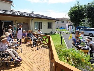 広いウッドデッキのテラス