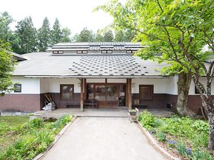 緑に囲まれた外観  