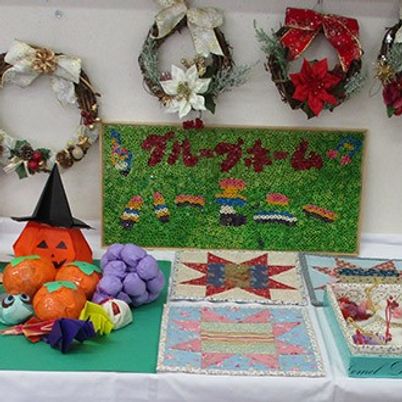 壁の装飾と作品の展示