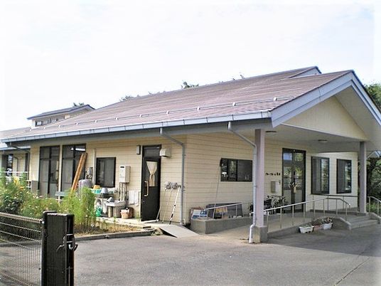 明るいシンプルな外観