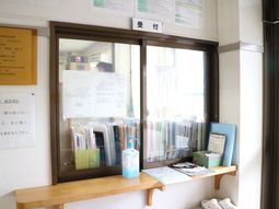 情報整理された事務所の窓
