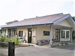 明るい外観の建物