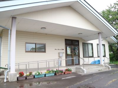 エントランスと花壇の景観