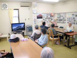 共有リビングの日常風景