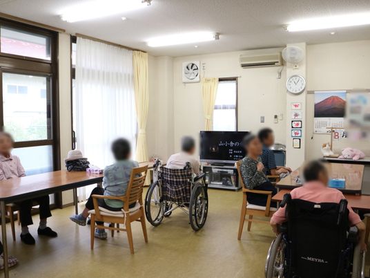 共有スペースでくつろぐ人々