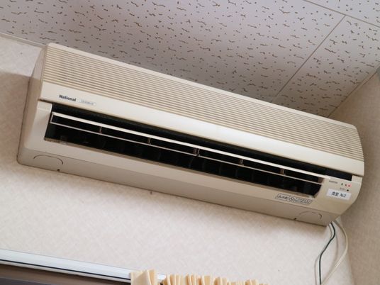 壁に取り付けられたエアコン