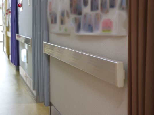 廊下の手すりと壁面