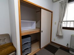 居室の一角と収納