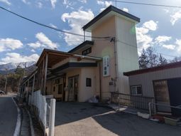 山々の背景に建つ建物