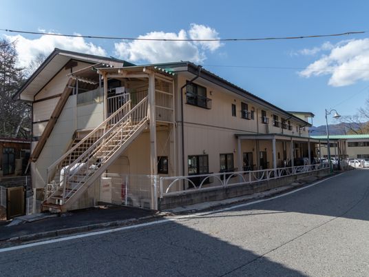  二階建て施設の外観  