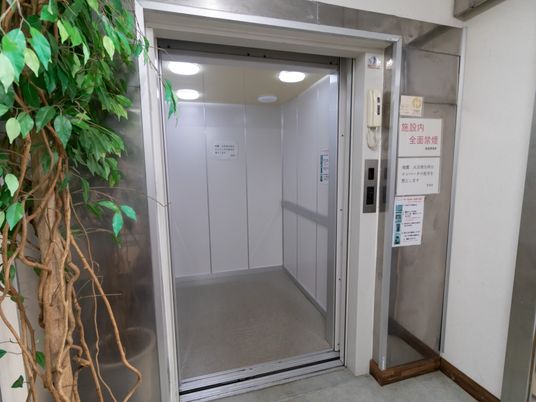 手すり付きエレベーター入口 