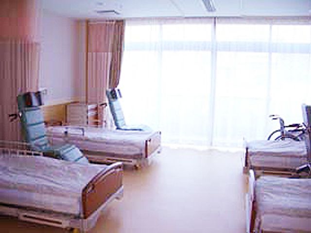 明るい多床室 居室 大きな窓から自然光が差し込む明るい多床室です。リラックスして過ごせる空間が広がっています。