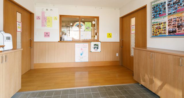 明るい相談受付のエントランス  