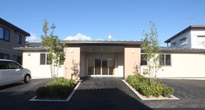 明るい入口の建物外観