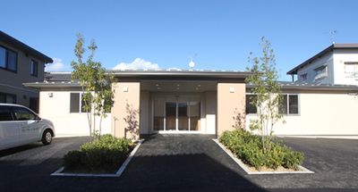 明るい入口の建物外観