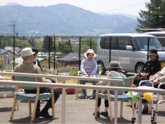 屋外での憩いの場面