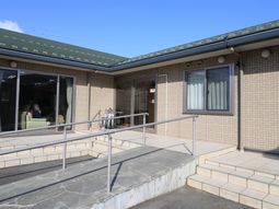 暖かい日差しのエントランス