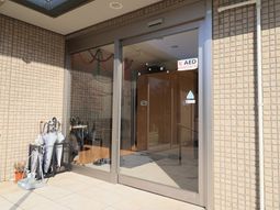 入口の明るいエントランス