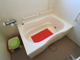 バリアフリー設計の浴室