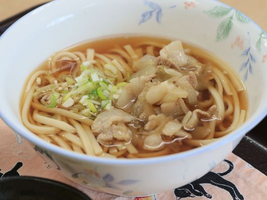 温かいうどんの料理