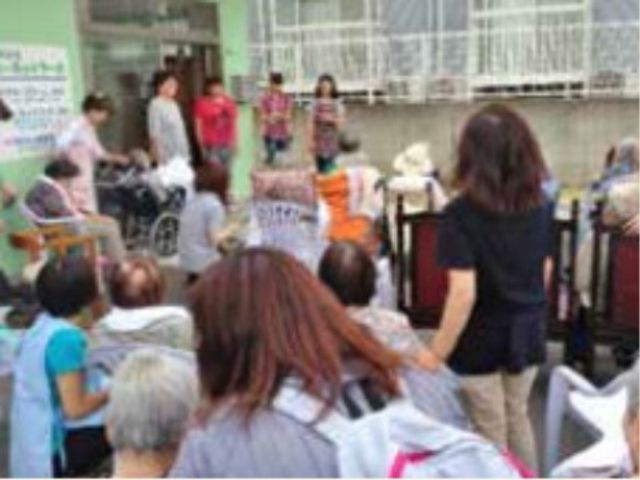 イベントを楽しむ人々 レクリエーション ケアセンターの居心地の良い空間で、利用者が楽しいひとときを過ごされています。明るく笑顔あふれる環境を目指している様子が伺えます。