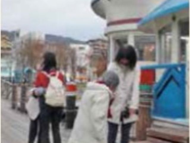 外出時のケアシーン 外出 スタッフが利用者様のサポートを行っている様子です。明るく温かな雰囲気で、外出活動も積極的に行われています。