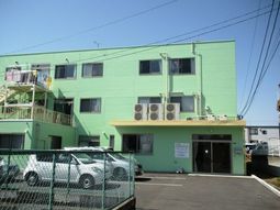 緑色の建物とエントランス