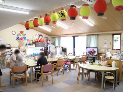共有エリアの明るい居室