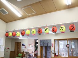 色鮮やかな提灯が並ぶロビー