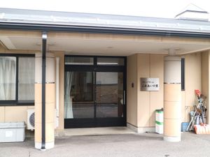 清潔なエントランス外観