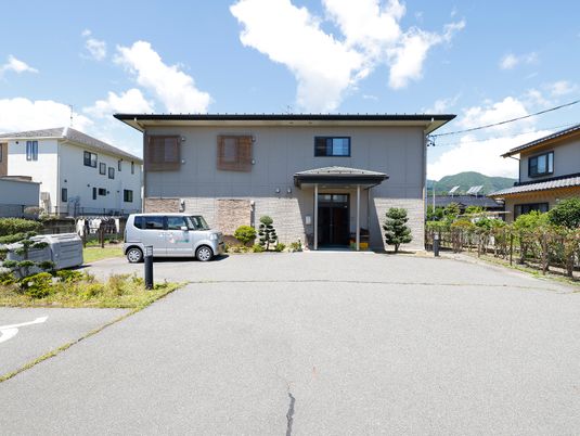 明るい外観の建物