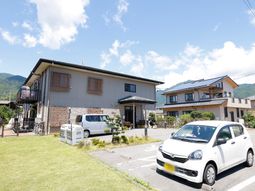 施設外観と背景の山並み