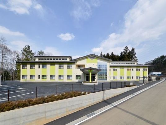 緑の外装が特徴の建物
