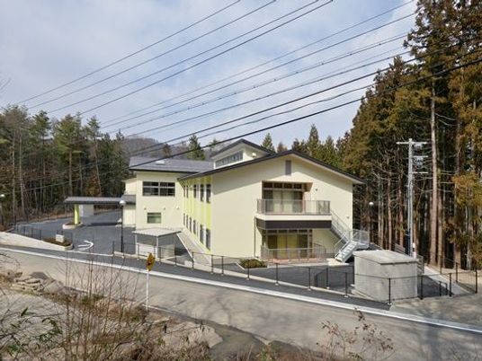 森に囲まれた建物
