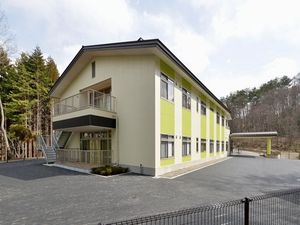 緑とベージュの建物外観