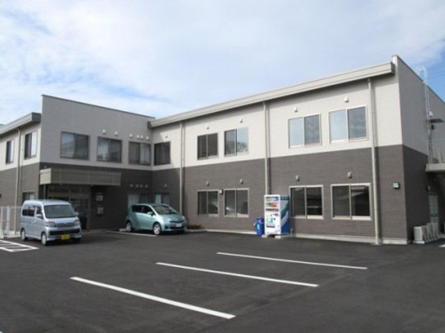清潔感のある建物外観 外観 広々とした駐車スペースが確保された建物は、通勤も安心です。モダンなデザインが特徴の外観をぜひご覧ください。