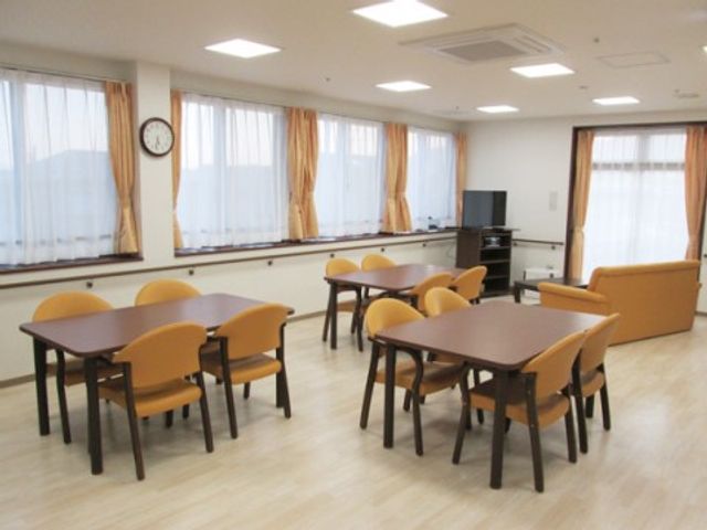 広々とした明るい食堂 リビング 広い窓から自然光があふれる温かみのある食堂です。ゆったり配置されたテーブルが、快適な食事時間を提供します。