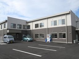 明るい外観の建物