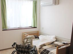 ベッドと車椅子のある部屋