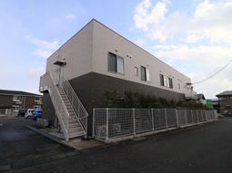 建物の外観と階段