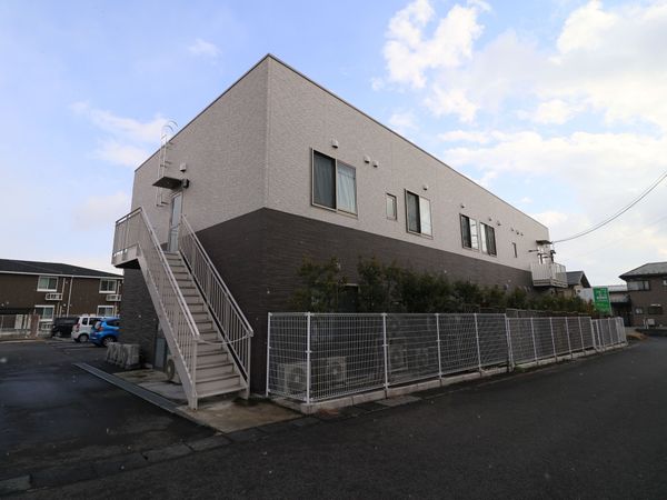 建物の外観と階段