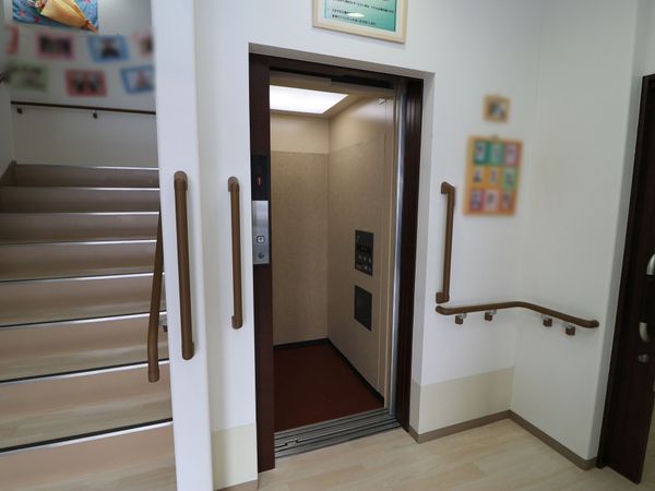 エレベーターと階段入口